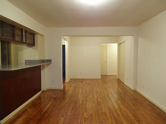5th image of 2534 Crescent St #5E