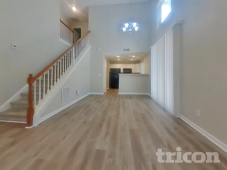 102 W Oaks Pl — Photo 2