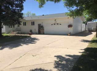 1636 10th St SW, Minot, ND 58701