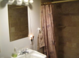 877 N Leroy St, Fenton, MI 48430