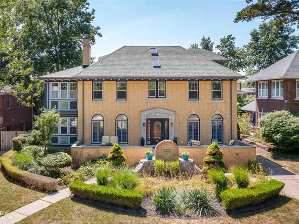 1319 Balfour St, Grosse Pointe Park, MI 48230