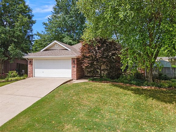 2nd image of 889 S Parkwood Dr