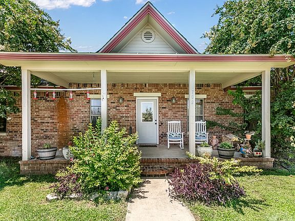 2nd image of 702 Dawn Ln