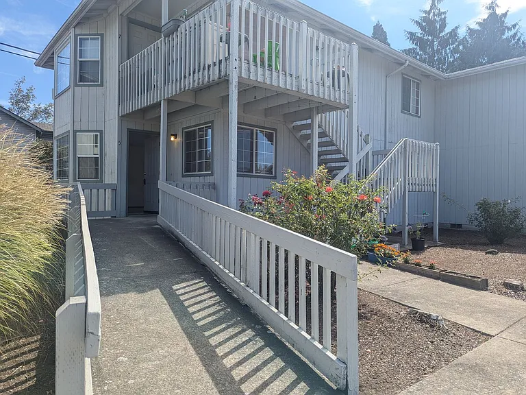 1217 R St #5 — Photo 2