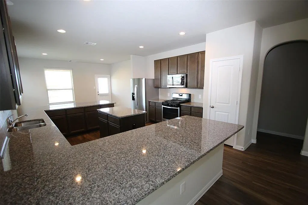 5 bed, 2.5 bath, 2790 sqft, $2,895 — Photo 4
