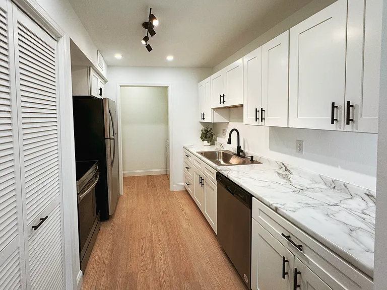 214 Nelson Ct E — Photo 5