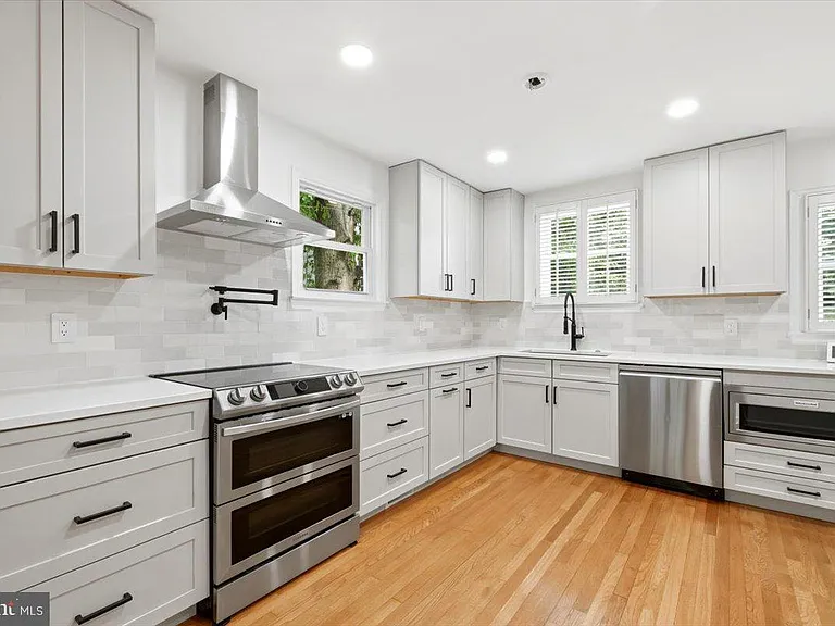 1008 Bashford Ln — Photo 10