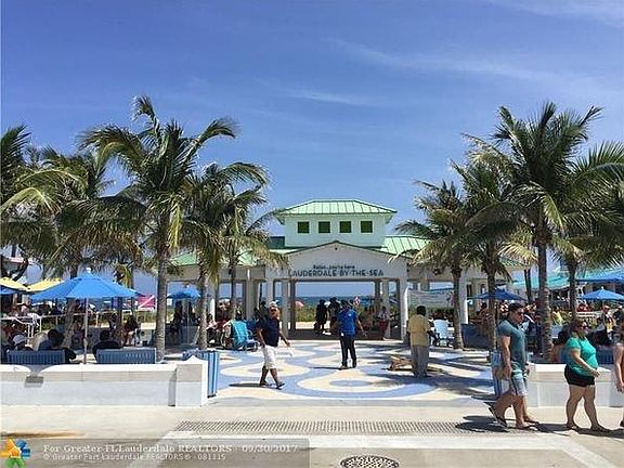 Downtown Laudedale by the sea