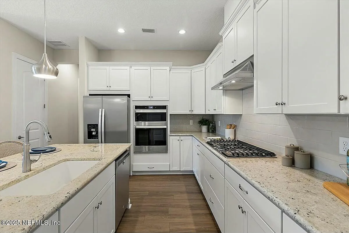 3 bed, 2.5 bath, 2272 sqft, $3,600 — Photo 3
