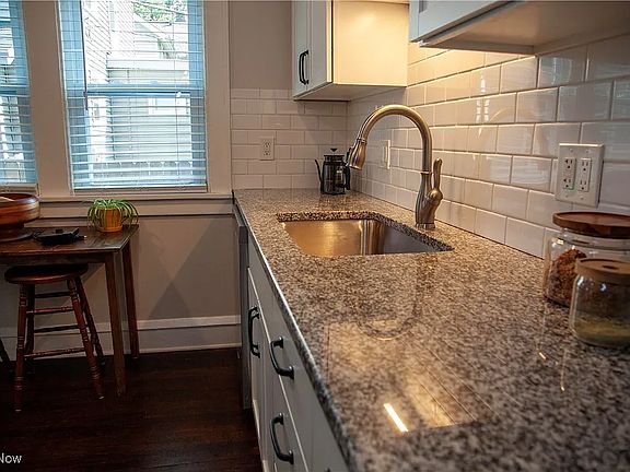 3rd image of 1632 Larchmont Ave #1