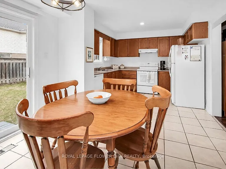 15 Ridgemore Cres — Photo 8