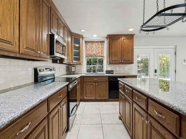 121 N Willow St, Mansfield, TX 76063