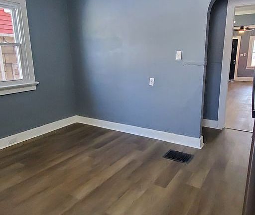 3rd image of 229 Oxford Ave #229