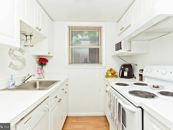 5th image of 2036 N Woodrow St APT 4