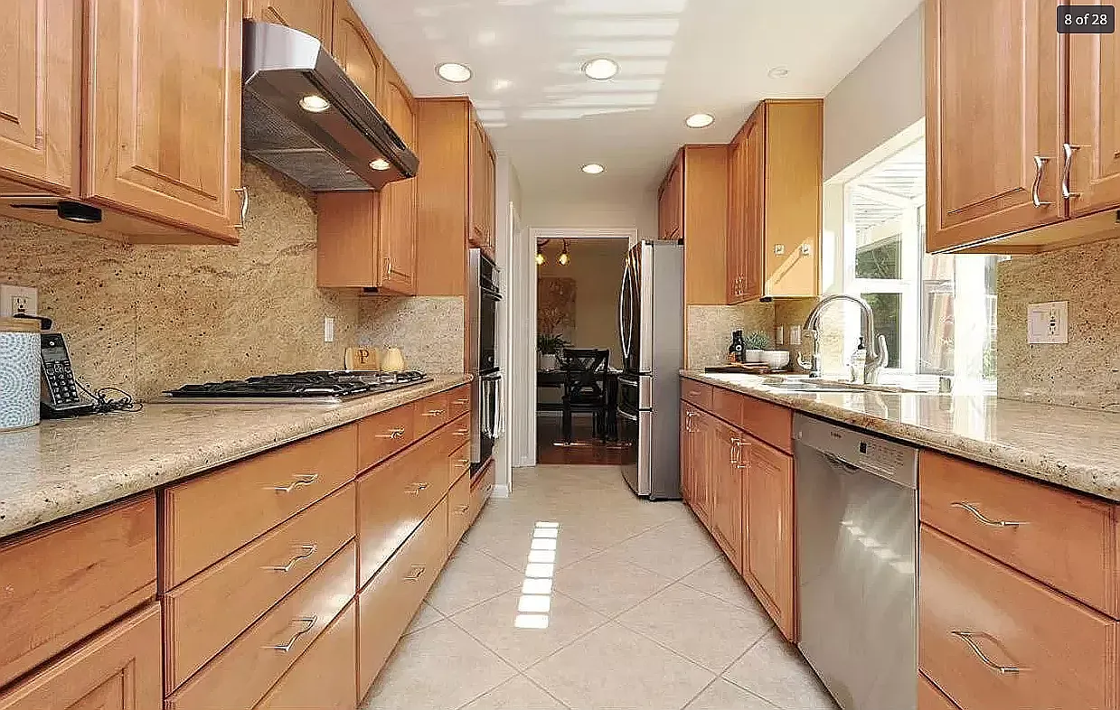 4 bed, 2.5 bath, 2101 sqft, $4,995 — Photo 4