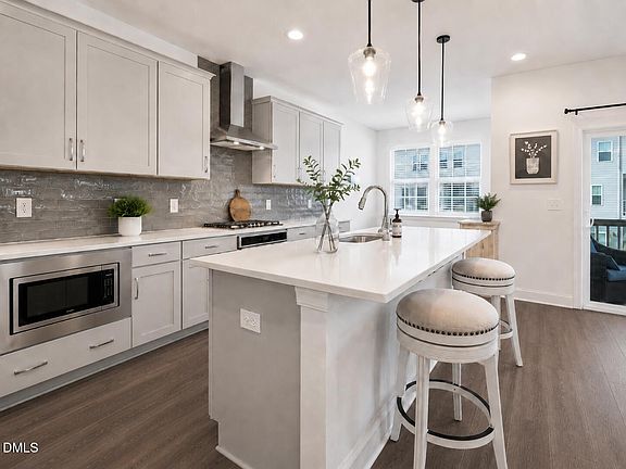 4th image of 625 Amaranth Dr