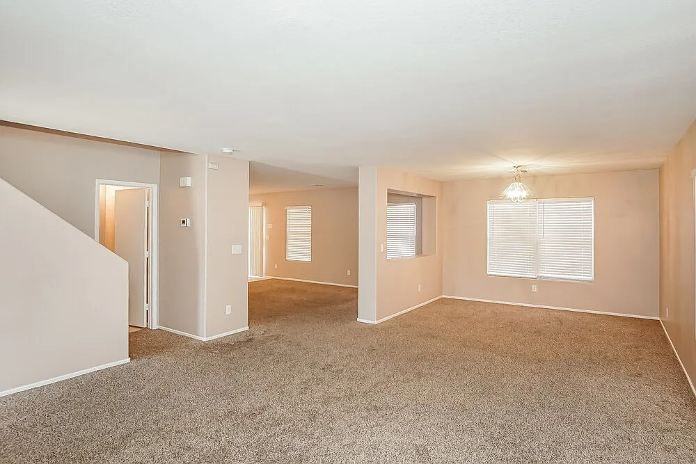 4 bed, 2.5 bath, 2617 sqft, $2,250 — Photo 4