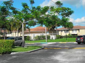 10080 Twin Lakes Dr, Pompano Beach, FL