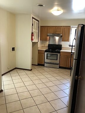 3rd image of 1472 E Tanners Creek Dr