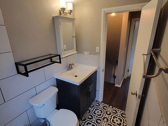 5th image of 406 Westwood St