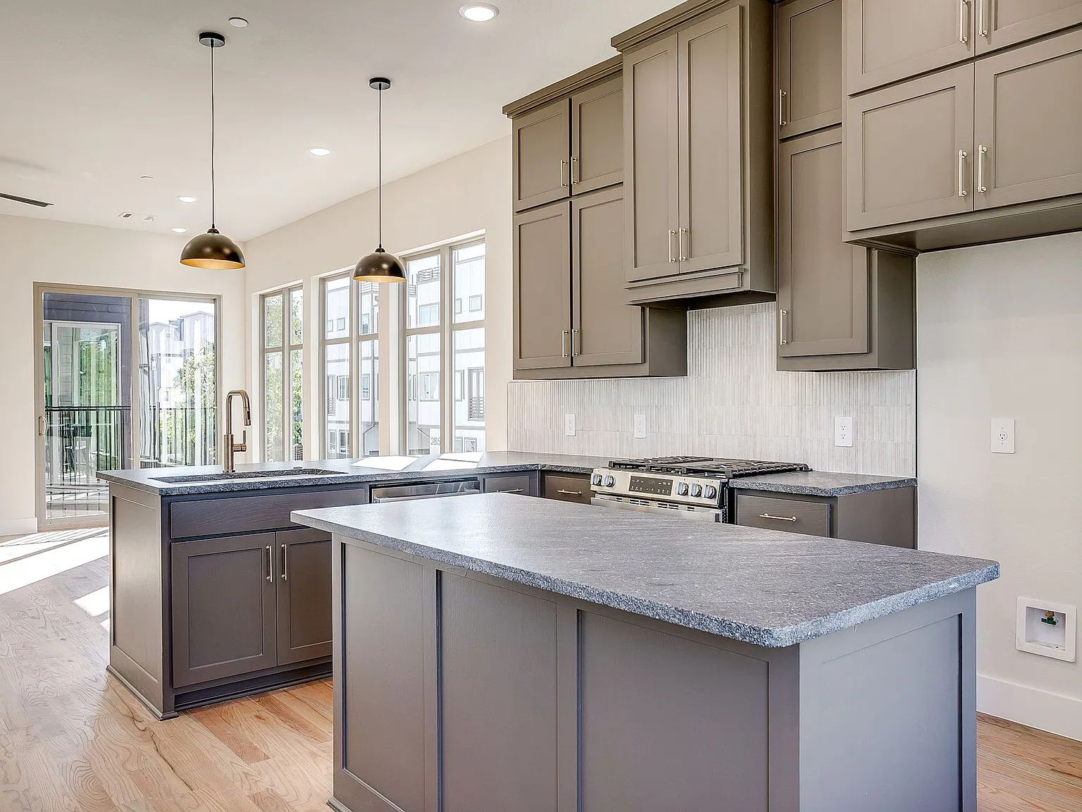 2 bed, 2.5 bath, 1668 sqft, $2,895 — Photo 2