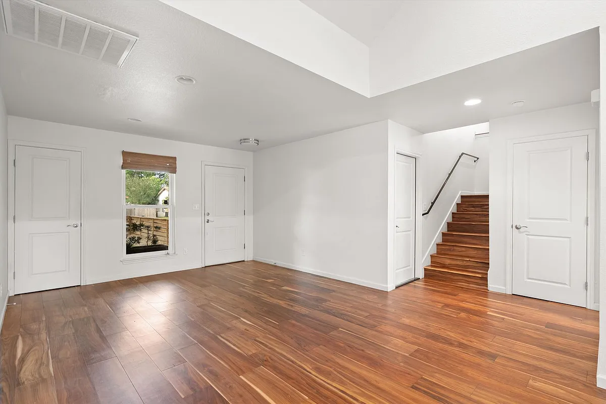 Building Photo - 1504 Sahara Ave