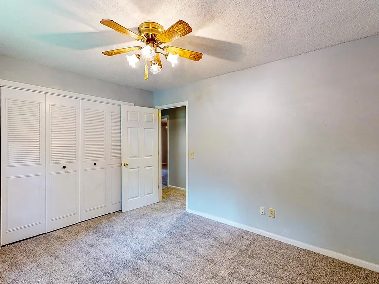 916 Huntington Cir — Photo 32