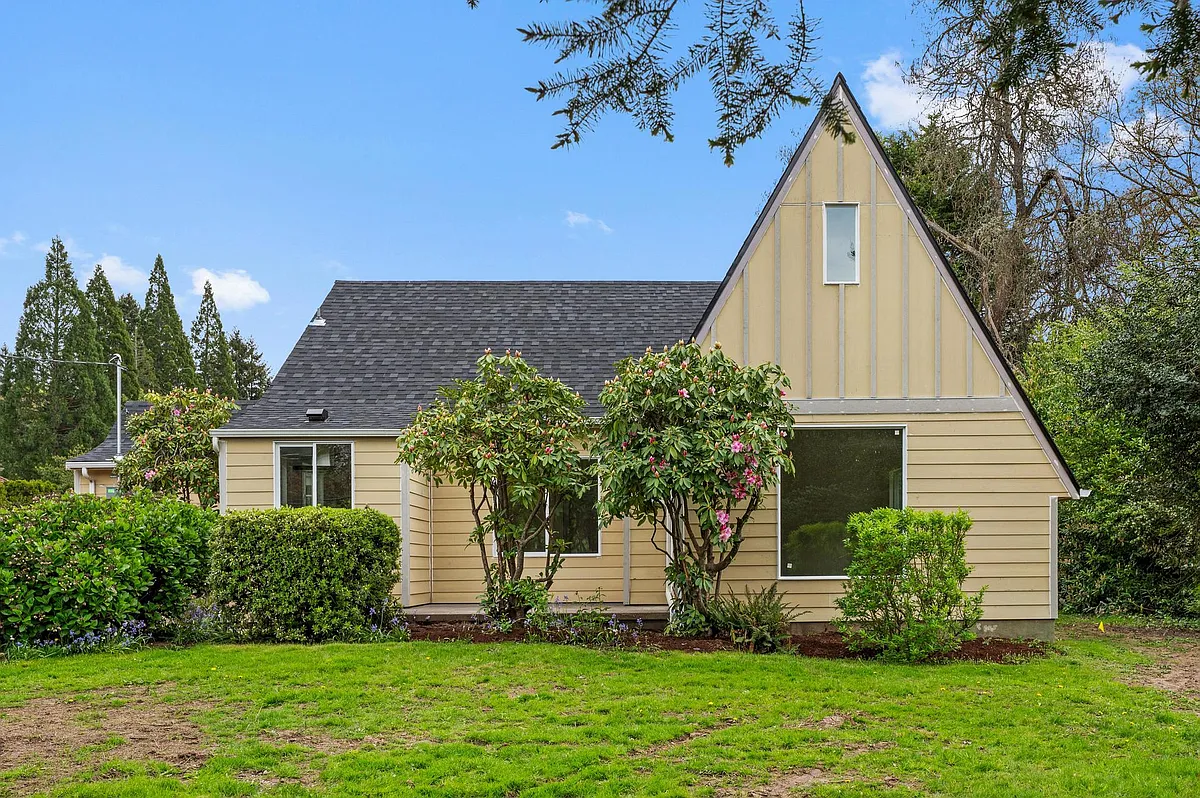 Building Photo - 3300 SW Ridgewood Ave