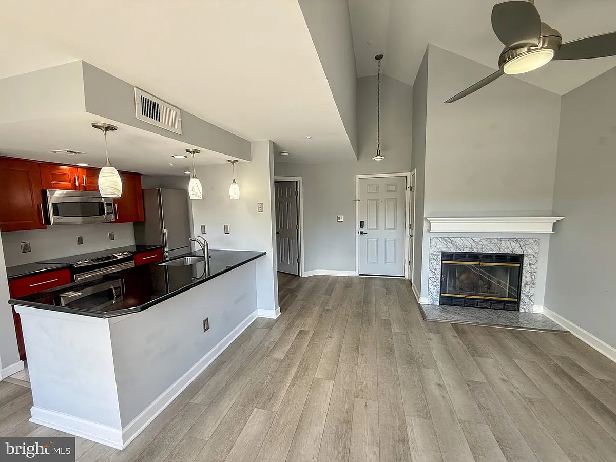 Building Photo - 921 Hillside Lake Ter #306