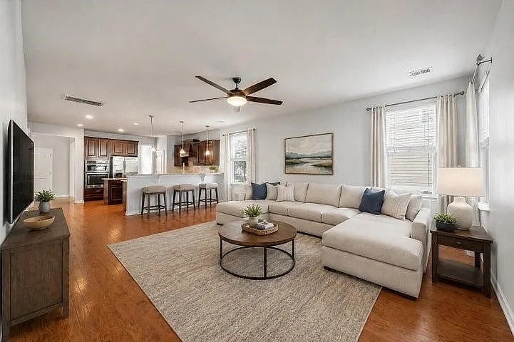 4 bed, 3.5 bath, 2600 sqft, $3,795 — Photo 3