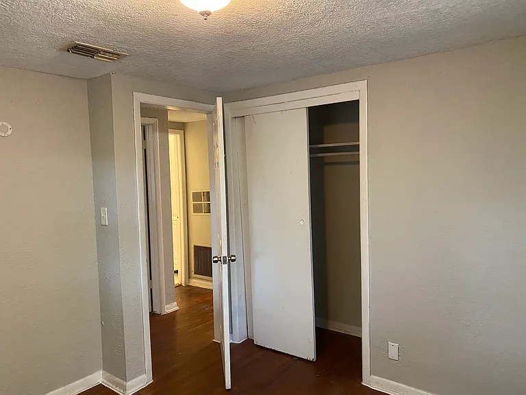 1523 W 29th St — Photo 17