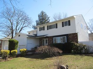 190 Bedford Ave, New Hyde Park, NY 11040