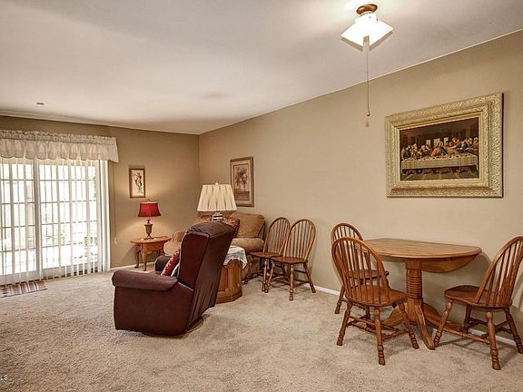 Livrm 2 - 1118 E. Cochise Dr.
