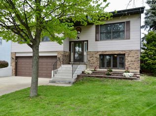 939 Columbia Ct, Carol Stream, IL 60188