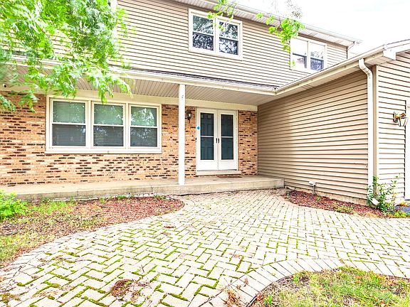 3rd image of 562 Applegate Ln