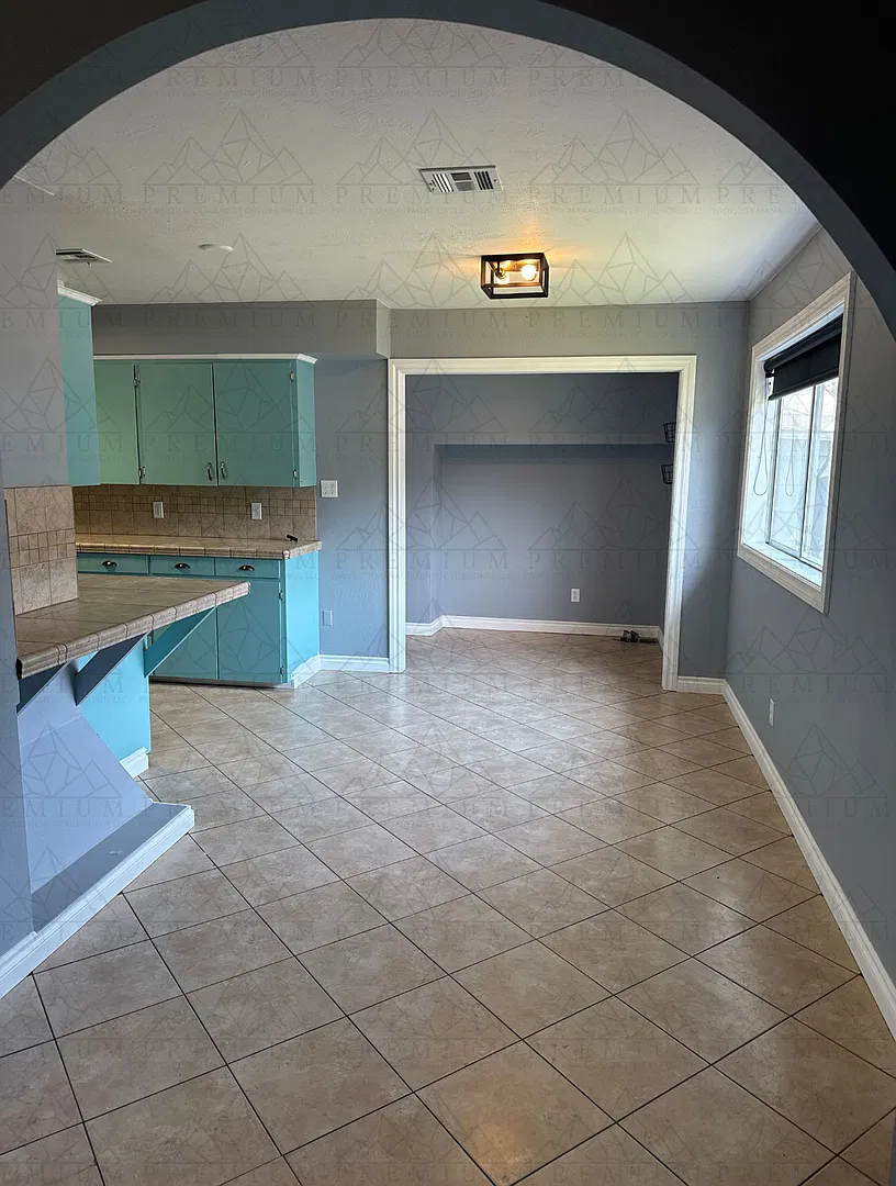 Large 4 Bedroom 2 Bath — Photo 3