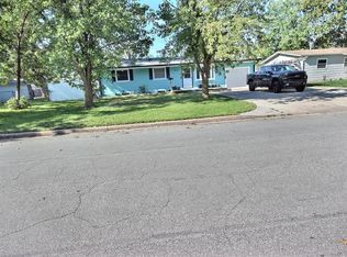 949 N Country Acres Ave, Wichita, KS 67212