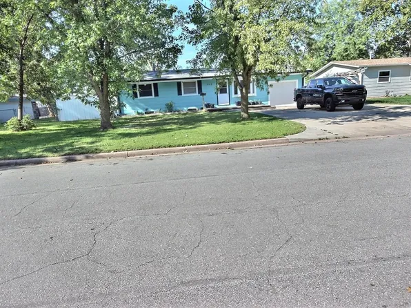 949 N Country Acres Ave, Wichita, KS 67212