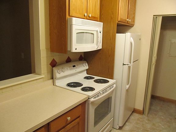 4th image of 860 N Lakeside Dr APT 1D