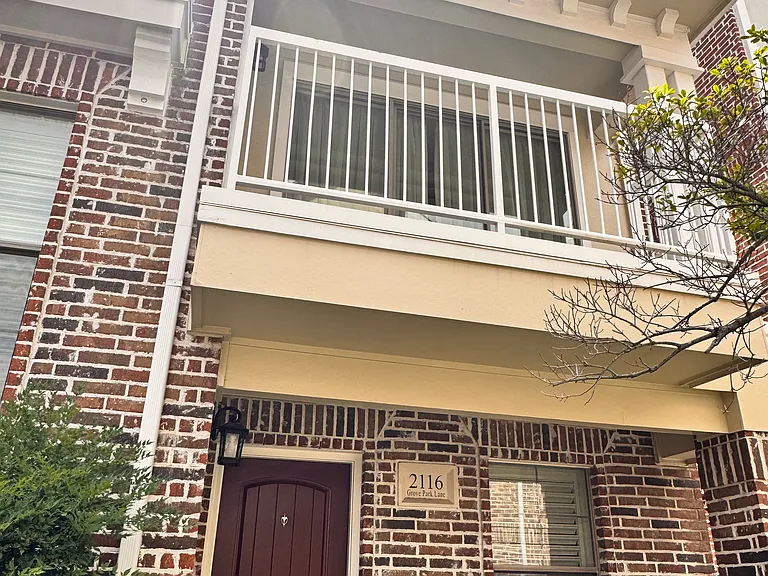 2116 Grove Park Ln — Photo 2
