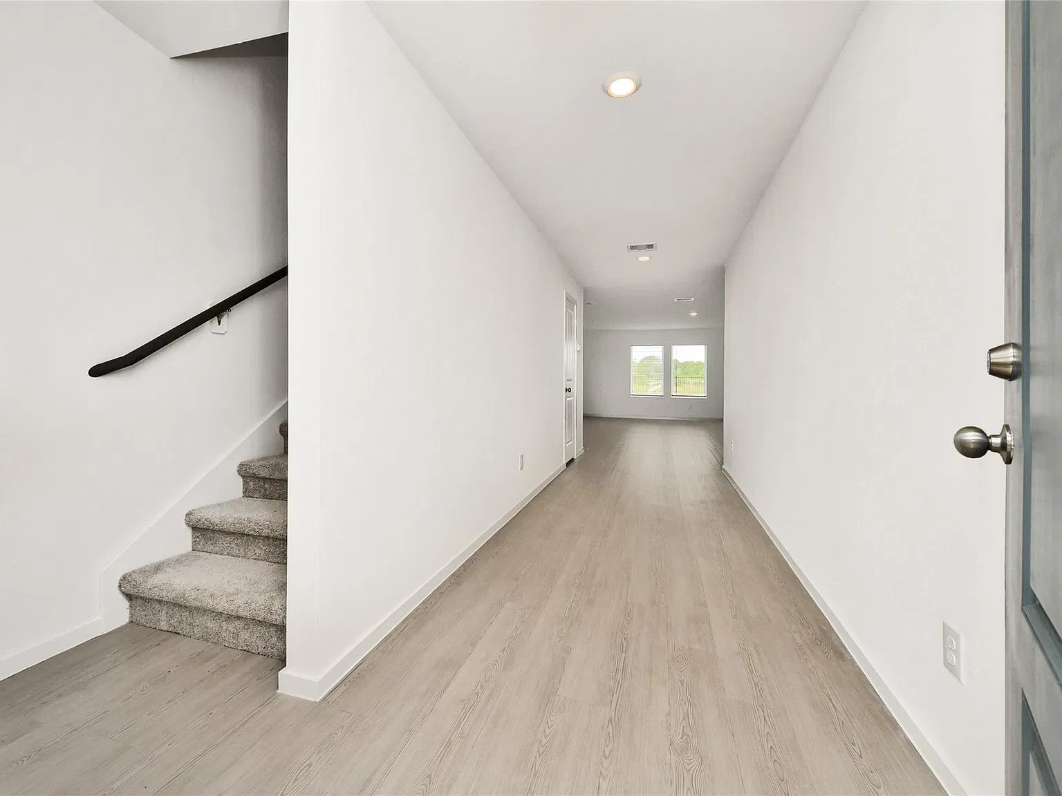 4 bed, 2.5 bath, 1979 sqft, $2,060 — Photo 4