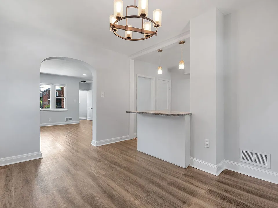3912 Mortimer Ave