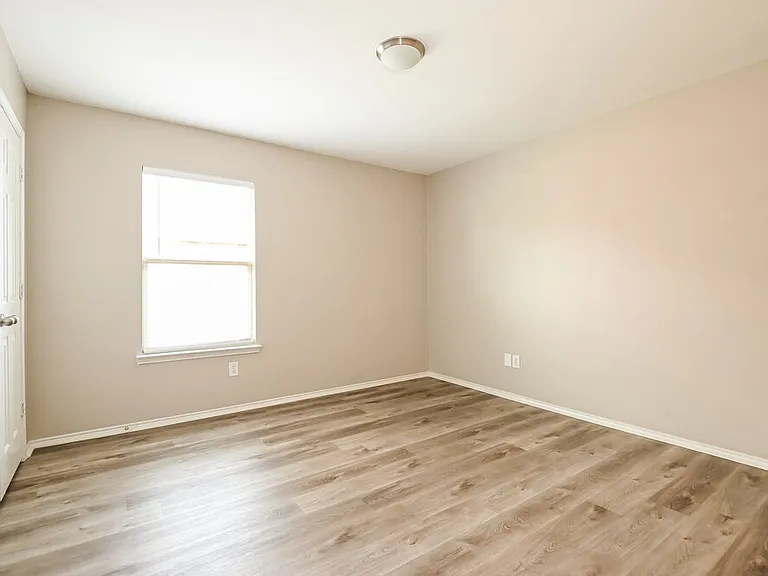 536 Laurel Ln — Photo 13