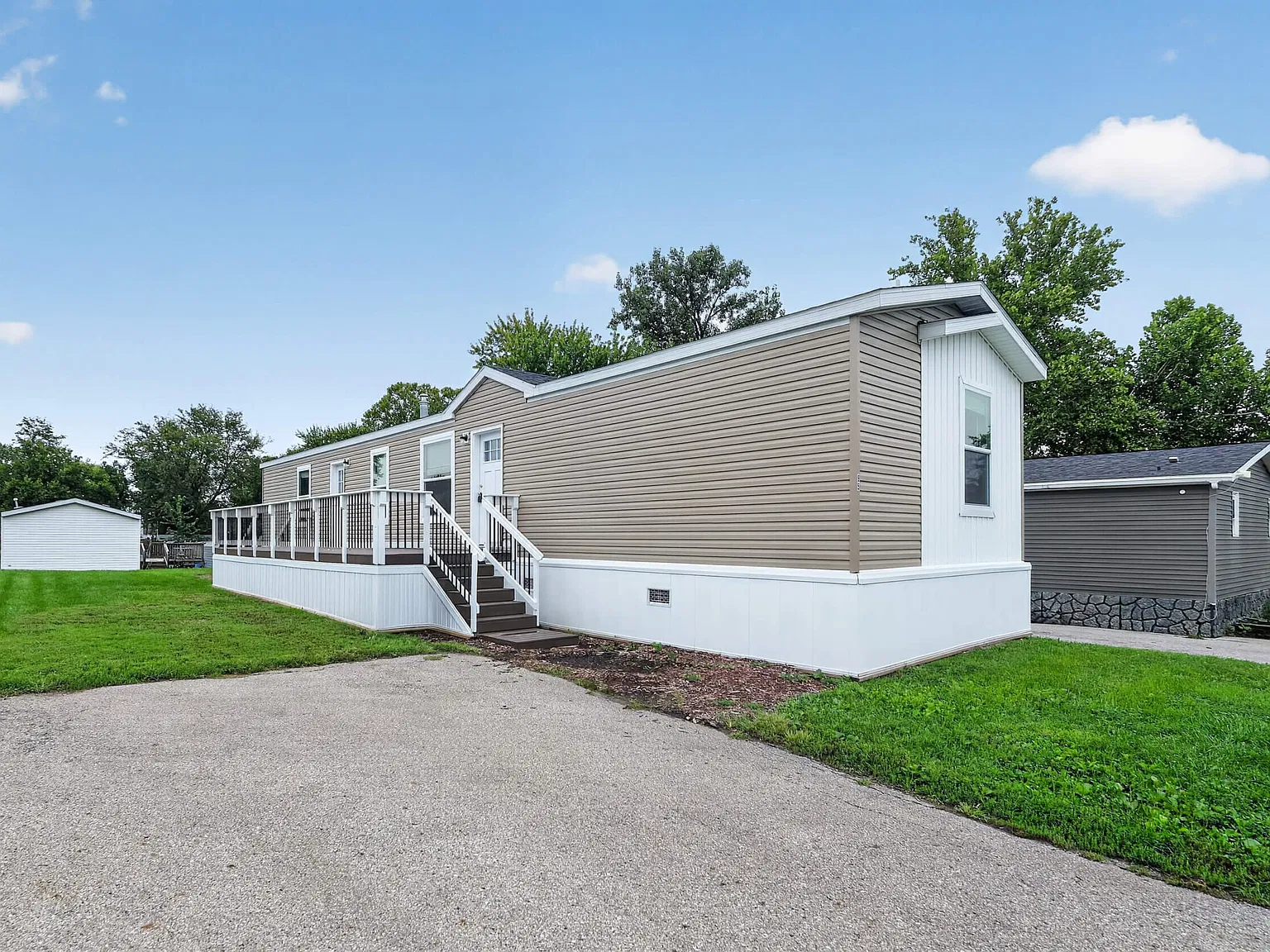 Regency Manor — Photo 4