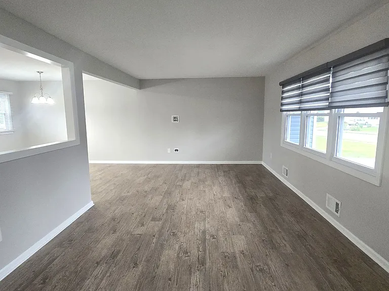 1032 Valley Stream Rd — Photo 3