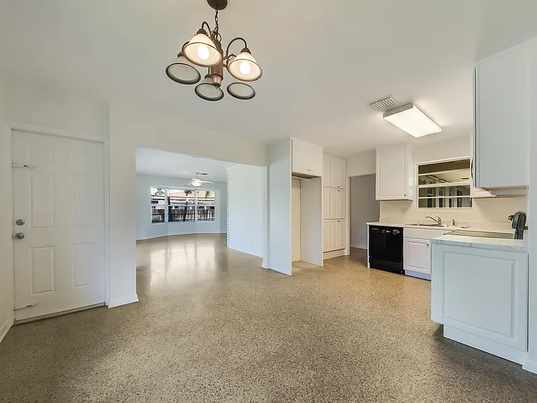 2022 Collier Ave — Photo 9