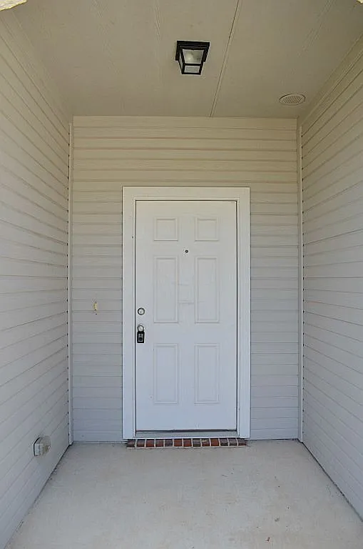 4 bed, 1931 sqft, $1,975 — Photo 2