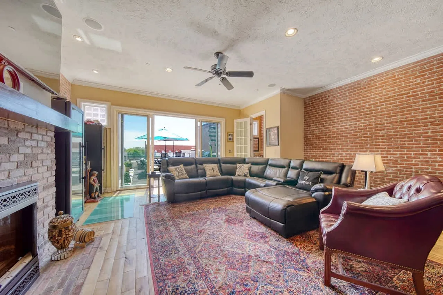 3 bed, 3.0 bath, 3164 sqft, $7,945 — Photo 3