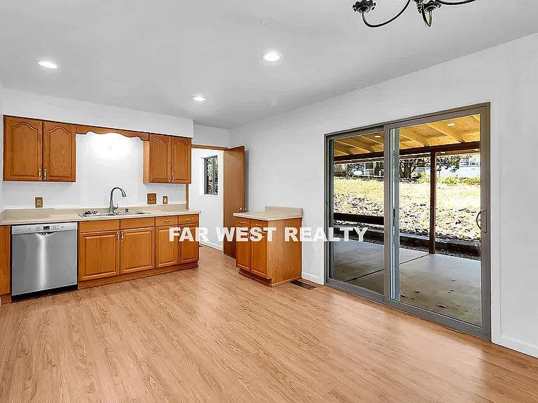 428 Stewart Cir — Photo 10