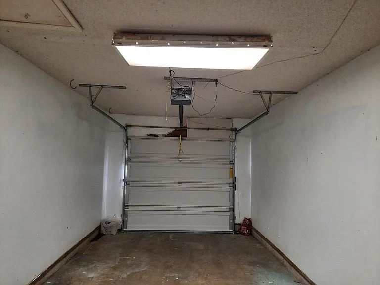 812 E Walnut St — Photo 28